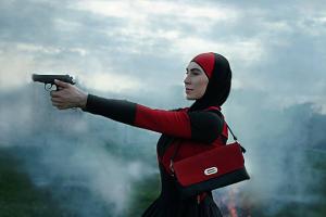 В сети появилось фото Окуевой с пистолетом, которым она обезвредила киллера