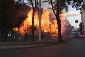 Во Львове горел киоск, очевидцы засняли сильный пожар на видео