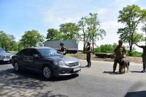 На блокпостах в Донбассе увеличат количество полицейских из-за летней жары