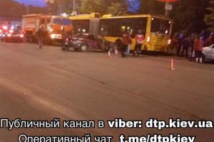 В Киеве легковушка врезалась в троллейбус: есть пострадавшие 