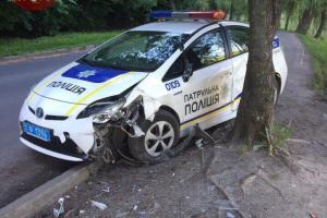 В Голосеевском парке столичные патрульные разбили свой автомобиль