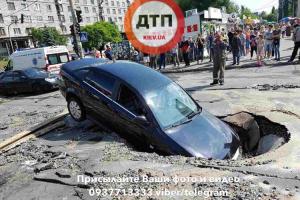 В Киеве автомобиль с ребенком ушел под асфальт на глазах у прохожих