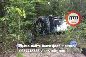 Под Киевом произошло смертельное ДТП: вылетевшего из "Лансера" водителя придавило машиной