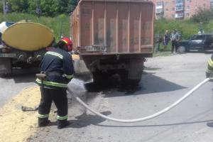 Молоковоз и мусоровоз столкнулись в Хмельницкой области, была угроза возникновения пожара