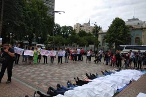 "Час смерти": В центре Киева лежат "трупы"