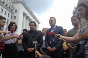 Олег Березюк и Тарас Пастух прекратили голодовку возле АП