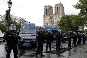 В центре Парижа произошла стрельба: туристы оказались заблокированными в соборе Нотр-Дам