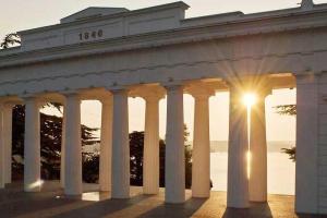 Грязь, мрак и мертвый дельфин: В сети опубликовали фото Графской пристани в Севастополе