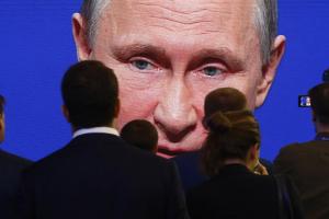 Путин теряет рейтинг: в 2014 российскому лидеру доверяли больше