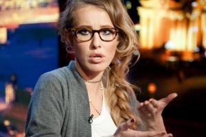 Телеведущая Ксения Собчак шокировала публику несуразным нарядом