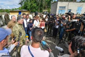 Отмена АТО сделает Украину беззащитной - Порошенко