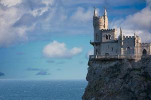 В Крыму закрыли «Ласточкино гнездо»: начали бурить скалу под замком