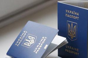 Загранпаспорта для жителей ОРДЛО: как оккупанты зарабатывают на украинском безвизе