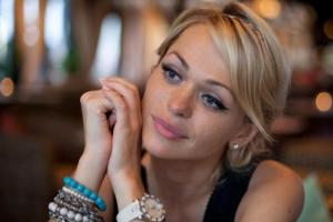 Актриса Анна Хилькевич показала лицо дочери крупным планом