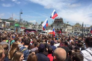 На Дальнем Востоке и в Сибири начались митинги: люди собираются, несмотря на запреты властей