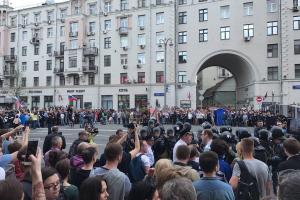 Протесты в России: идут массовые задержания, ОМОН "пакует" в автозаки митингующих с российскими флагами