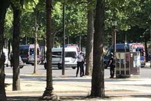 В центре Парижа неизвестный на автомобиле протаранил полицейский фургон