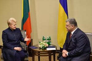 Порошенко проводит встречу с Далей Грибаускайте в Харькове