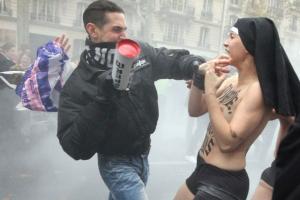 Французам не понравились обнаженные груди активисток Femen: четырех девушек судят за эксгибиционизм