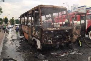 В Броварском районе полностью сгорел автобус, водитель получил серьезные ожоги