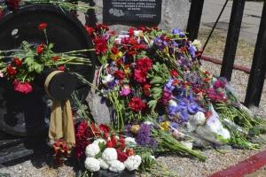 Месяц спустя крымские "власти" решили наказать крымских татар за скорбь и возложение цветов к памятнику