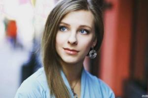 Актриса Лиза Арзамасова предстала в необычном образе брюнетки