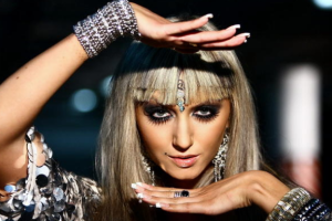 Онкобольная певица Лама Сафонова впервые появилась на публике после длительного лечения