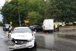 В Киеве произошло тройное ДТП, есть пострадавшие