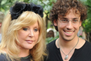 Максим Галкин показал семейное фото с пляжа Юрмалы