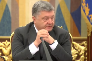 Порошенко поручил Кабмину поднять пенсии до осени