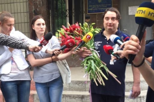 Гужву из СИЗО встречали цветами: журналист сообщил о подготовке еще двух уголовных дел