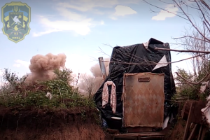 Военные сняли на видео обстрел боевиками позиций в районе Бахмутки