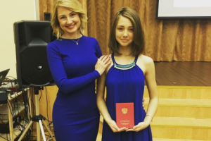 Звезда "Папиных дочек" Катя Старшова получила аттестат с отличием