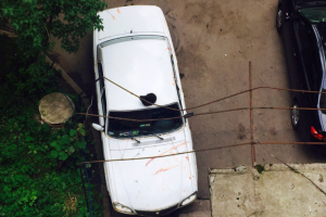 В Донецке во дворе многоэтажного дома стоит окровавленный автомобиль