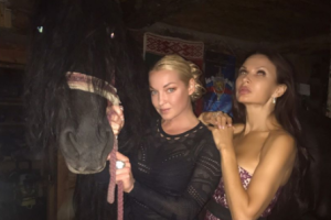 "Мы с лошадью": Эвелина Бледанс пошутила над Волочковой