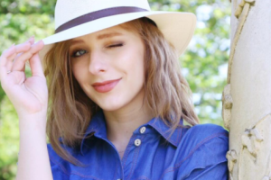 Лиза Арзамасова показала свою детскую фотографию