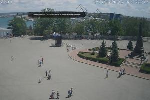 В Севастополе "яблоку негде упасть": камера видеонаблюдения засняла "отдыхающих" 