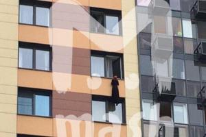 В России молодая девушка совершила жуткое самоубийство на глазах у прохожих