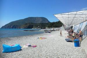 Пляжи Крыма выглядят безлюдными даже в воскресенье: в сети показали фото