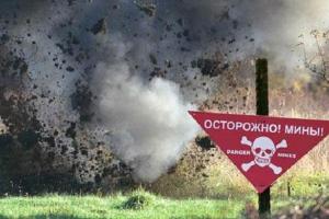 В Донбассе двое мирных жителей подорвались на взрывном устройстве: мужчина погиб на месте