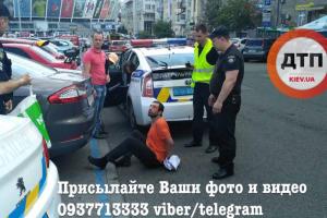 В Киеве задержали неадекватного мужчину, который разбивал автомобили