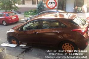 В центре Киева автомобиль провалился под асфальт