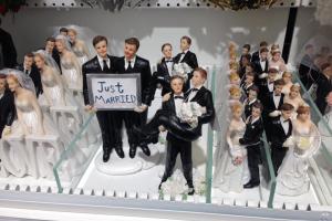В Германии продают украшения на свадебные торты для однополых пар