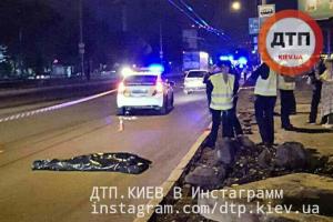 В Киеве несколько автомобилей переехали пешехода-нарушителя