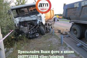 Смертельное ДТП в Киеве: мужчину раздавило между грузовиками