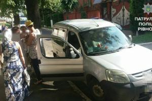 В Ровно нерадивая мать оставила младенца в машине на жаре