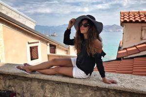 Руслана в коротких шортах устроила нежную фотосессию