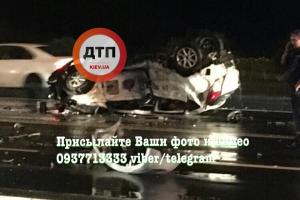В Киеве в результате ДТП перевернулось авто, в салоне заблокирован человек