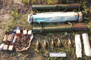 На обочине дороги под Лисичанском нашли арсенал боеприпасов