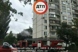 В Киеве загорелась жилая квартира: на улицу вынесли женщину без сознания